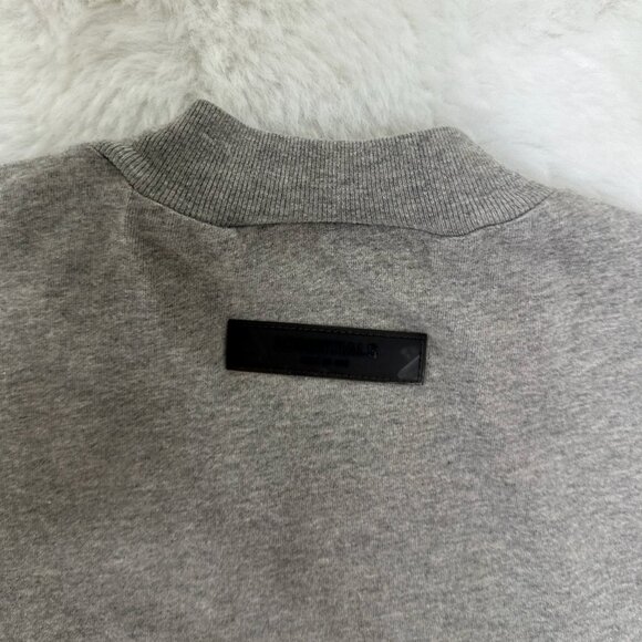 Fear of God Essentials kids’ “1977” short-sleeve t-shirt in heather gray - Picture 5 of 7